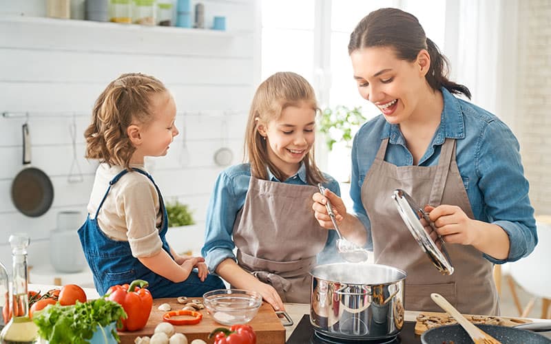 Tips för att laga mat med barn i köket